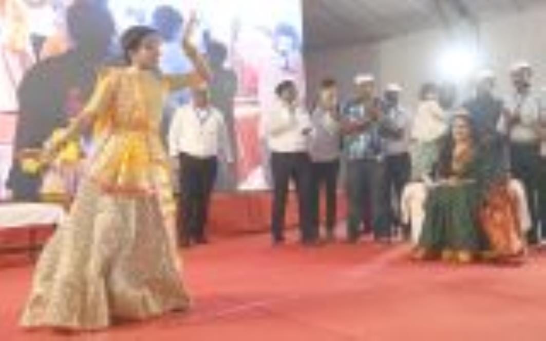 अभिनेत्री पद्मिनी कोल्हापुरे ने चौक के राम मनोहर लोहिया लॉन में चल रहे गणेश उत्सव में पहुंचकर ग अभिनेत्री पद्मिनी कोल्हापुरे ने चौक के राम मनोहर लोहिया लॉन में चल रहे गणेश उत्सव में पहुंचकर ग