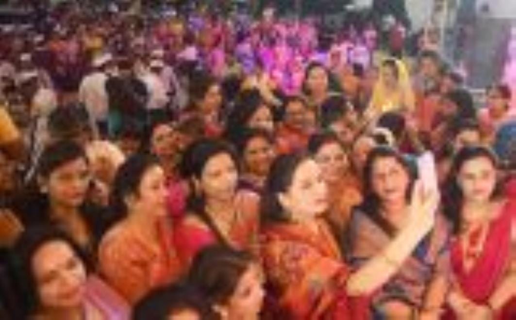 अभिनेत्री पद्मिनी कोल्हापुरे ने चौक के राम मनोहर लोहिया लॉन में चल रहे गणेश उत्सव में पहुंचकर ग अभिनेत्री पद्मिनी कोल्हापुरे ने चौक के राम मनोहर लोहिया लॉन में चल रहे गणेश उत्सव में पहुंचकर ग