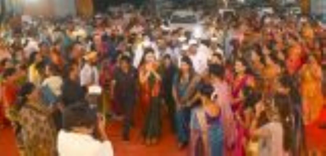 अभिनेत्री पद्मिनी कोल्हापुरे ने चौक के राम मनोहर लोहिया लॉन में चल रहे गणेश उत्सव में पहुंचकर ग अभिनेत्री पद्मिनी कोल्हापुरे ने चौक के राम मनोहर लोहिया लॉन में चल रहे गणेश उत्सव में पहुंचकर ग