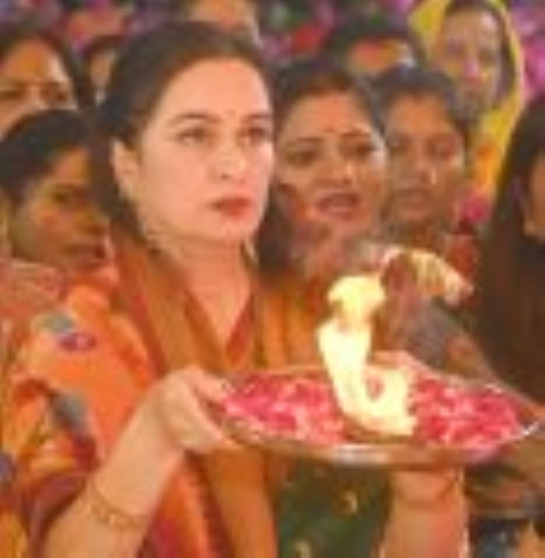 अभिनेत्री पद्मिनी कोल्हापुरे ने चौक के राम मनोहर लोहिया लॉन में चल रहे गणेश उत्सव में पहुंचकर ग अभिनेत्री पद्मिनी कोल्हापुरे ने चौक के राम मनोहर लोहिया लॉन में चल रहे गणेश उत्सव में पहुंचकर ग