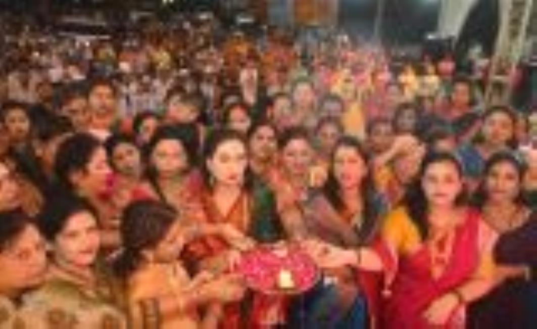 अभिनेत्री पद्मिनी कोल्हापुरे ने चौक के राम मनोहर लोहिया लॉन में चल रहे गणेश उत्सव में पहुंचकर ग अभिनेत्री पद्मिनी कोल्हापुरे ने चौक के राम मनोहर लोहिया लॉन में चल रहे गणेश उत्सव में पहुंचकर ग