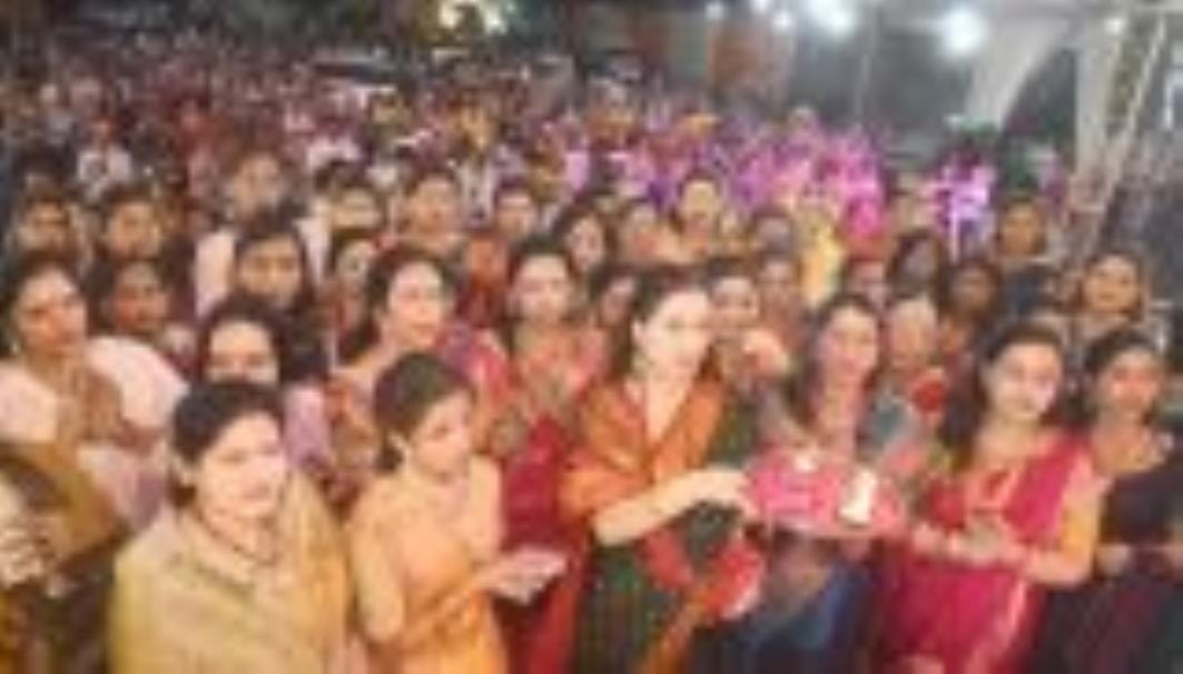 अभिनेत्री पद्मिनी कोल्हापुरे ने चौक के राम मनोहर लोहिया लॉन में चल रहे गणेश उत्सव में पहुंचकर ग अभिनेत्री पद्मिनी कोल्हापुरे ने चौक के राम मनोहर लोहिया लॉन में चल रहे गणेश उत्सव में पहुंचकर ग