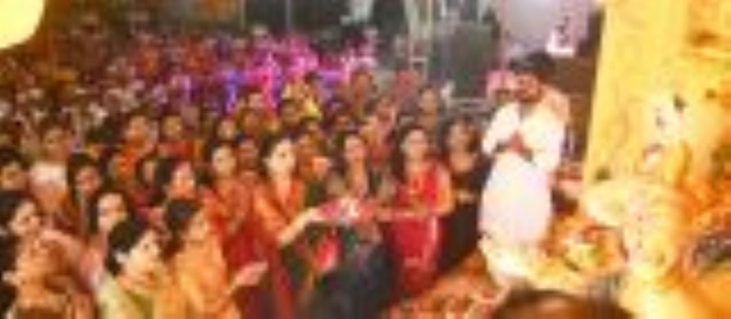 अभिनेत्री पद्मिनी कोल्हापुरे ने चौक के राम मनोहर लोहिया लॉन में चल रहे गणेश उत्सव में पहुंचकर ग अभिनेत्री पद्मिनी कोल्हापुरे ने चौक के राम मनोहर लोहिया लॉन में चल रहे गणेश उत्सव में पहुंचकर ग