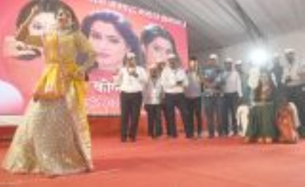 अभिनेत्री पद्मिनी कोल्हापुरे ने चौक के राम मनोहर लोहिया लॉन में चल रहे गणेश उत्सव में पहुंचकर ग अभिनेत्री पद्मिनी कोल्हापुरे ने चौक के राम मनोहर लोहिया लॉन में चल रहे गणेश उत्सव में पहुंचकर ग
