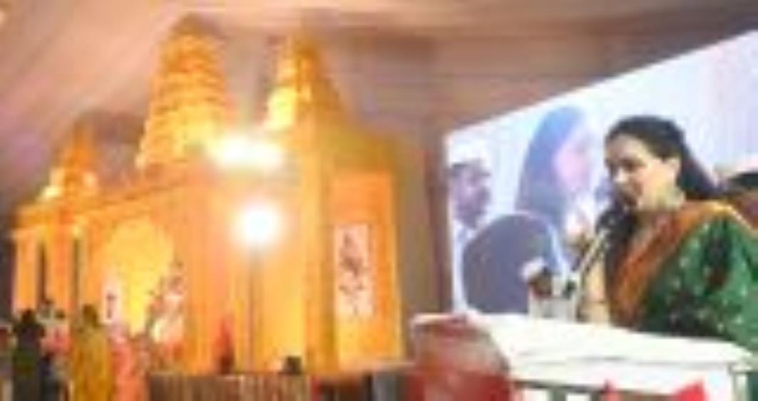 अभिनेत्री पद्मिनी कोल्हापुरे ने चौक के राम मनोहर लोहिया लॉन में चल रहे गणेश उत्सव में पहुंचकर ग अभिनेत्री पद्मिनी कोल्हापुरे ने चौक के राम मनोहर लोहिया लॉन में चल रहे गणेश उत्सव में पहुंचकर ग