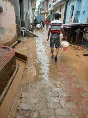 अंबाला छावनी में टांगरी किनारे बसी कॉलोनियों से पानी उतरने के बाद हालात। संवाद अंबाला छावनी में टांगरी किनारे बसी कॉलोनियों से पानी उतरने के बाद हालात। संवाद