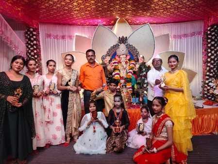भगवान गणेश की मूर्ति विसर्जन यात्रा में शामिल भक्त। स्रोत: जागरुक पाठक भगवान गणेश की मूर्ति विसर्जन यात्रा में शामिल भक्त। स्रोत: जागरुक पाठक