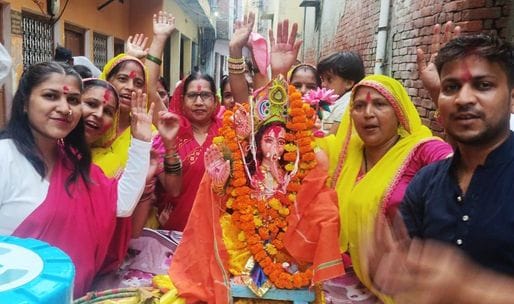भगवान गणेश की मूर्ति विसर्जन यात्रा में शामिल भक्त। स्रोत: जागरुक पाठक भगवान गणेश की मूर्ति विसर्जन यात्रा में शामिल भक्त। स्रोत: जागरुक पाठक