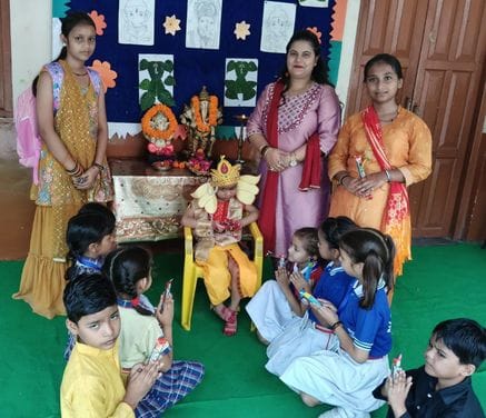 भगवान गणेश की मूर्ति विसर्जन यात्रा में शामिल भक्त। स्रोत: जागरुक पाठक भगवान गणेश की मूर्ति विसर्जन यात्रा में शामिल भक्त। स्रोत: जागरुक पाठक