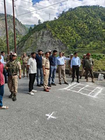 भारतीय सेना ने चपनारी, बनकूट में निःशुल्क चिकित्सा शिविर का आयोजन किया। भारतीय सेना ने चपनारी, बनकूट में निःशुल्क चिकित्सा शिविर का आयोजन किया।