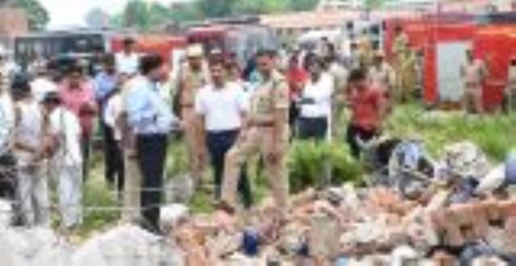 बेहटा में धमाका : दिखा हादसे का खौफनाक मंजर बेहटा में धमाका : दिखा हादसे का खौफनाक मंजर