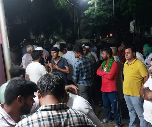 बिजनौर के ग्राम पथरा में युवक की हत्या के बाद मौके पर जमा भीड़ संवाद बिजनौर के ग्राम पथरा में युवक की हत्या के बाद मौके पर जमा भीड़ संवाद