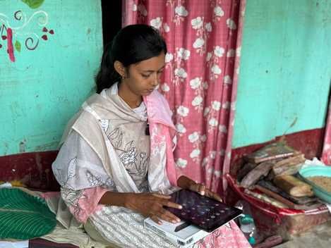 बाढ़ में बह गई थी किताबें। खराब हो गया था टैबलेट। सीएम साय ने की मदद।