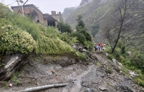 चंबा के होली में भूस्खलन के चलते क्षतिग्रस्त दुकानें।संवाद चंबा के होली में भूस्खलन के चलते क्षतिग्रस्त दुकानें।संवाद