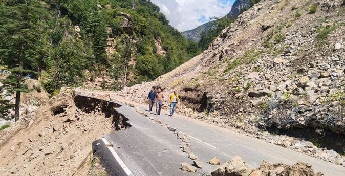 चंबा मे भारी बारिश के चलते बंद पड़ा अलवास-किलाड़ मार्ग।स्रोत जागरूक पाठक चंबा मे भारी बारिश के चलते बंद पड़ा अलवास-किलाड़ मार्ग।स्रोत जागरूक पाठक