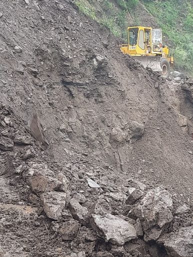 चंबा में भरमौर मार्ग पर  भूस्खलन के चलते गिरे पत्थरों को हटाने में जुटे पुलिस के जवान।संवाद