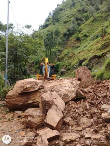 चंबा-साहो मार्ग पर भूस्खलन होने के चलते बंद पड़ा मार्ग और लगा वाहनों का जाम।संवाद चंबा-साहो मार्ग पर भूस्खलन होने के चलते बंद पड़ा मार्ग और लगा वाहनों का जाम।संवाद