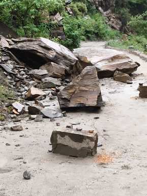 चंबा-साहो मार्ग पर भूस्खलन होने के चलते बंद पड़ा मार्ग और लगा वाहनों का जाम।संवाद चंबा-साहो मार्ग पर भूस्खलन होने के चलते बंद पड़ा मार्ग और लगा वाहनों का जाम।संवाद