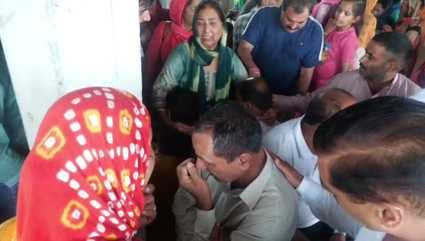 चबूतरा स्कूल में आश्रय मिले पर मायूस् होकर डेस्क पर बैठक बेघर हुए परिवारों के बच्चे। संवाद। चबूतरा स्कूल में आश्रय मिले पर मायूस् होकर डेस्क पर बैठक बेघर हुए परिवारों के बच्चे। संवाद।