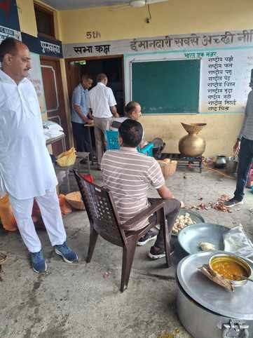 चबूतरा स्कूल में आश्रय मिले पर मायूस् होकर डेस्क पर बैठक बेघर हुए परिवारों के बच्चे। संवाद। चबूतरा स्कूल में आश्रय मिले पर मायूस् होकर डेस्क पर बैठक बेघर हुए परिवारों के बच्चे। संवाद।
