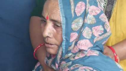 चबूतरा स्कूल में आश्रय मिले पर मायूस् होकर डेस्क पर बैठक बेघर हुए परिवारों के बच्चे। संवाद। चबूतरा स्कूल में आश्रय मिले पर मायूस् होकर डेस्क पर बैठक बेघर हुए परिवारों के बच्चे। संवाद।