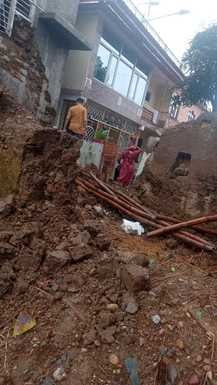डियूंगली में जमींदोज हुआ दो मंजिला मकान। स्रोत: जागरूक पाठक डियूंगली में जमींदोज हुआ दो मंजिला मकान। स्रोत: जागरूक पाठक