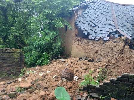 डियूंगली में जमींदोज हुआ दो मंजिला मकान। स्रोत: जागरूक पाठक डियूंगली में जमींदोज हुआ दो मंजिला मकान। स्रोत: जागरूक पाठक