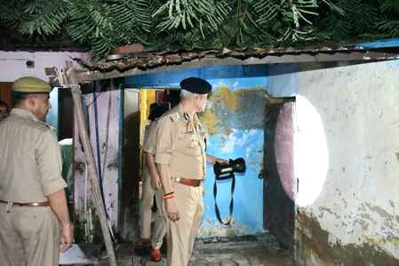 एडीजी भानु भास्कर पुलिस लाइन में गिरे मकान का निरीक्षण करते हुए एडीजी भानु भास्कर पुलिस लाइन में गिरे मकान का निरीक्षण करते हुए