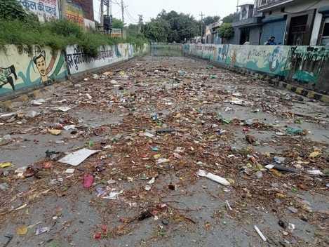 फोटो : 09: सोनीपत में गोहाना रोड पर नदी की तरह बह रहा बारिश के पानी में फंसे वाहन खींचते लोग। स फोटो : 09: सोनीपत में गोहाना रोड पर नदी की तरह बह रहा बारिश के पानी में फंसे वाहन खींचते लोग। स