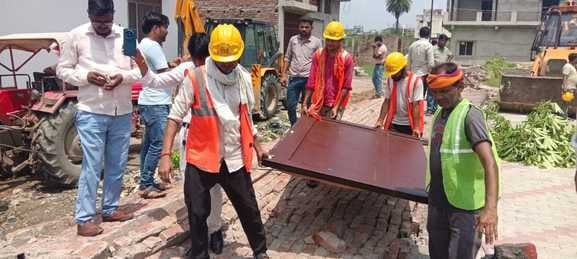 फोटो 22- फार्म हाउस को जमींदोज करते बुलडोजर। संवाद