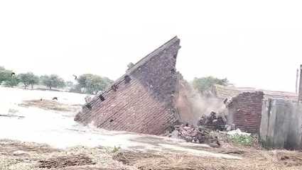 फोटो-31, ठटा की मडै़या में बाढ़ के पानी से गिरते मकान। स्रोत वीडियो ग्रेब