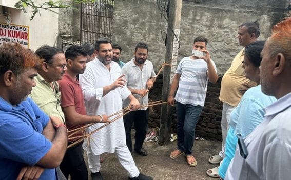 फोटो 35:सोनीपत के कपड़ा मार्केट के पास सीवर लाइन लीक होने बाद पशु डेयरी में दीवार गिरने पर पड़ा