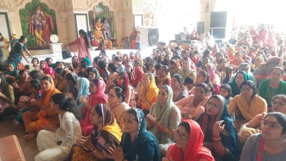 -फोटो 54 : श्रद्धालुओं को राधा रानी की महत्ता बारे में बताते मंदिर प्रमुख नित्यानंद आश्रय दास। 