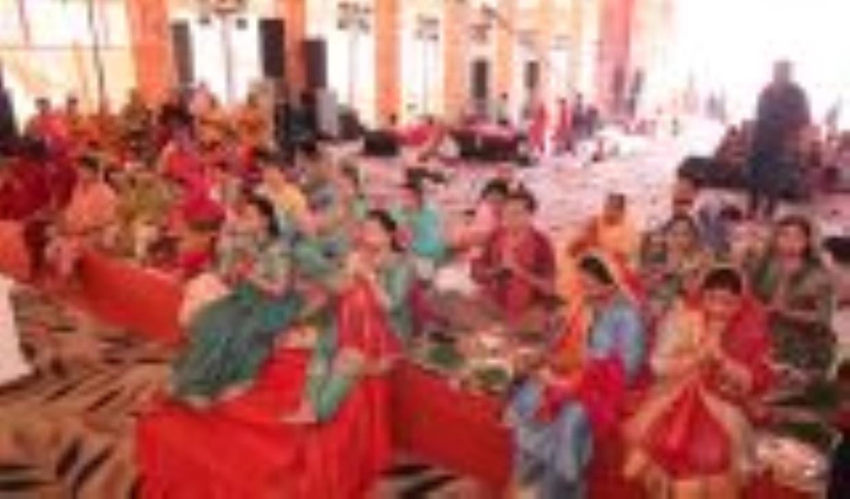 गणपति के भजनों से गूंजा पंडाल, भगवान गणेश के 108 नामों के साथ दुर्वा चढ़ाई गणपति के भजनों से गूंजा पंडाल, भगवान गणेश के 108 नामों के साथ दुर्वा चढ़ाई