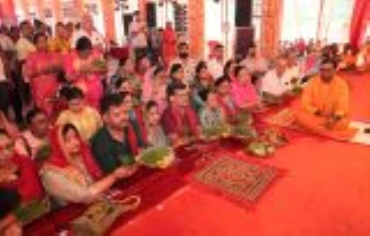 गणपति के भजनों से गूंजा पंडाल, भगवान गणेश के 108 नामों के साथ दुर्वा चढ़ाई गणपति के भजनों से गूंजा पंडाल, भगवान गणेश के 108 नामों के साथ दुर्वा चढ़ाई