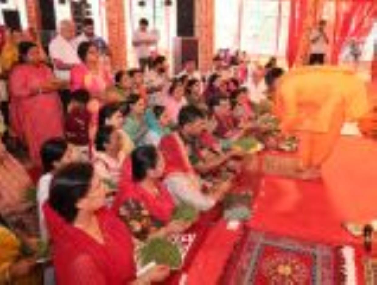 गणपति के भजनों से गूंजा पंडाल, भगवान गणेश के 108 नामों के साथ दुर्वा चढ़ाई गणपति के भजनों से गूंजा पंडाल, भगवान गणेश के 108 नामों के साथ दुर्वा चढ़ाई