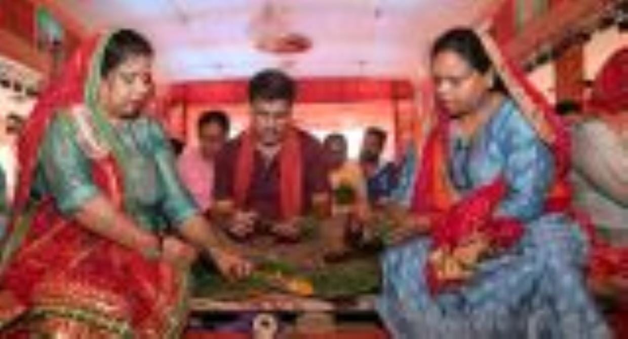 गणपति के भजनों से गूंजा पंडाल, भगवान गणेश के 108 नामों के साथ दुर्वा चढ़ाई गणपति के भजनों से गूंजा पंडाल, भगवान गणेश के 108 नामों के साथ दुर्वा चढ़ाई