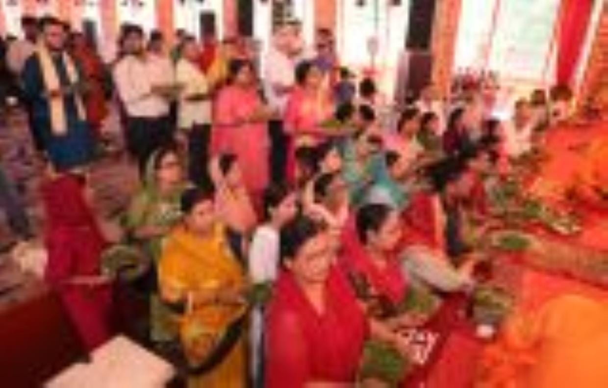 गणपति के भजनों से गूंजा पंडाल, भगवान गणेश के 108 नामों के साथ दुर्वा चढ़ाई गणपति के भजनों से गूंजा पंडाल, भगवान गणेश के 108 नामों के साथ दुर्वा चढ़ाई