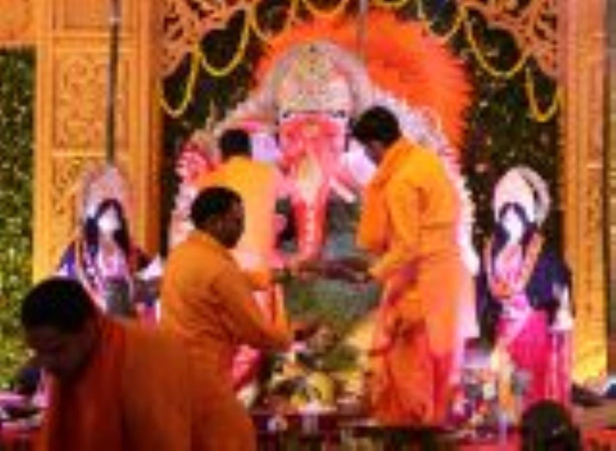 गणपति के भजनों से गूंजा पंडाल, भगवान गणेश के 108 नामों के साथ दुर्वा चढ़ाई गणपति के भजनों से गूंजा पंडाल, भगवान गणेश के 108 नामों के साथ दुर्वा चढ़ाई