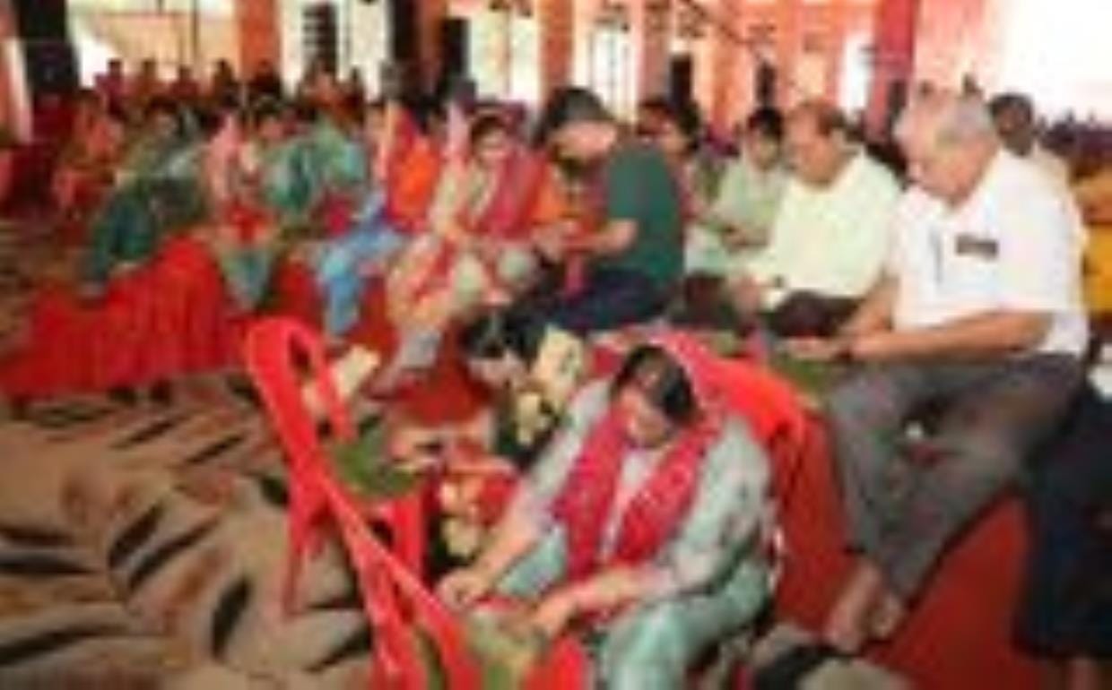 गणपति के भजनों से गूंजा पंडाल, भगवान गणेश के 108 नामों के साथ दुर्वा चढ़ाई गणपति के भजनों से गूंजा पंडाल, भगवान गणेश के 108 नामों के साथ दुर्वा चढ़ाई