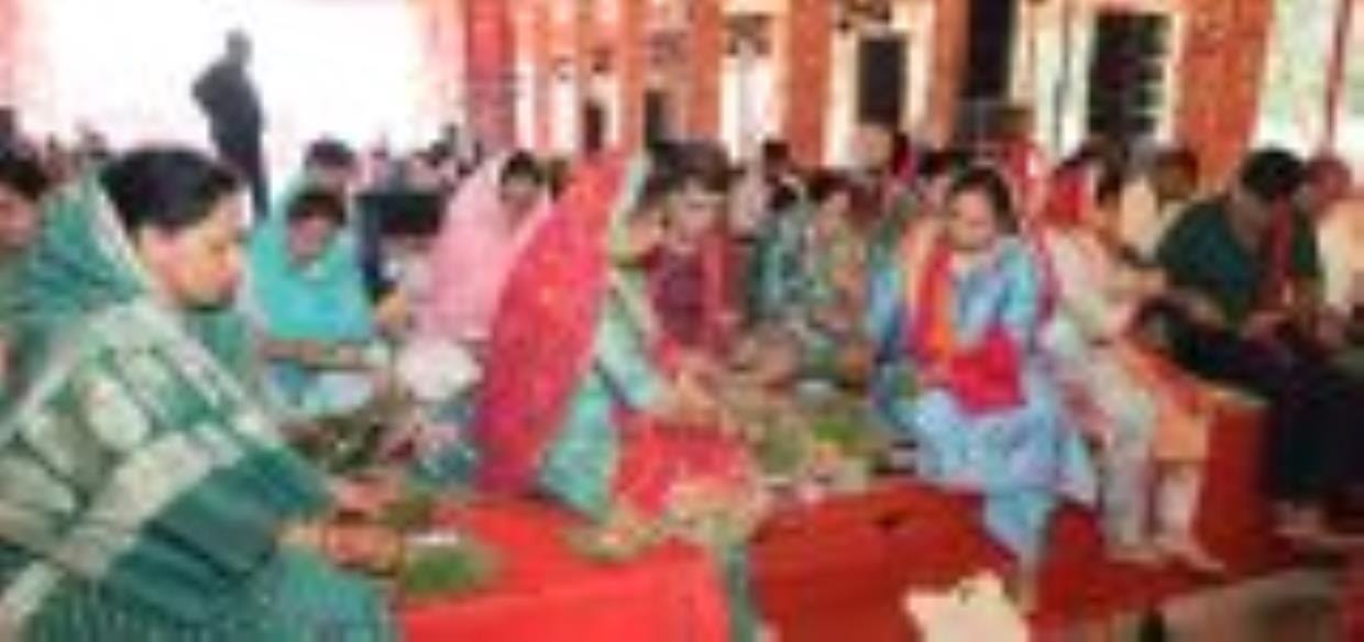 गणपति के भजनों से गूंजा पंडाल, भगवान गणेश के 108 नामों के साथ दुर्वा चढ़ाई गणपति के भजनों से गूंजा पंडाल, भगवान गणेश के 108 नामों के साथ दुर्वा चढ़ाई