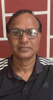 गांव बिठवाना के सरकारी स्कूल में बनी लाइब्रेरी में पढ़ाई करते बच्चे। संवाद गांव बिठवाना के सरकारी स्कूल में बनी लाइब्रेरी में पढ़ाई करते बच्चे। संवाद