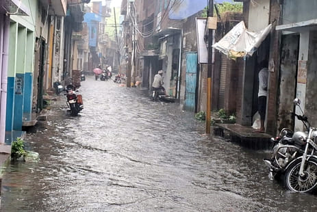 हयातनगर में प्रशांत की मौत से गम डूबा परिवार। संवाद