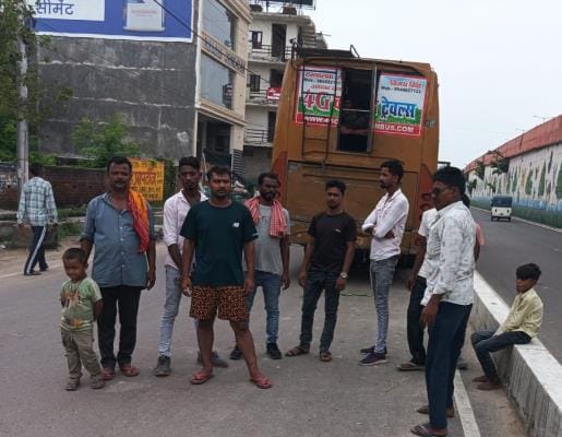 इसी बस में उठा धुआं। परेशान यात्री।