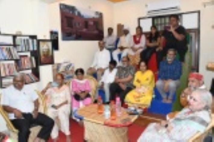 इंदिरानगर सेक्टर-8 में अलग दुनिया संस्था की ओर से कार्यालय सभागार में नाटक का मंचन हुआ। 