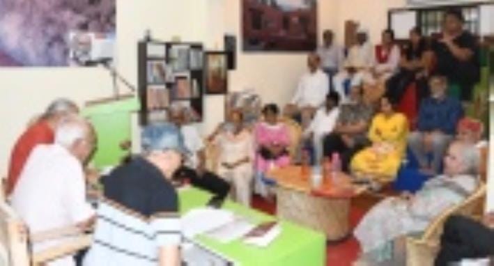 इंदिरानगर सेक्टर-8 में अलग दुनिया संस्था की ओर से कार्यालय सभागार में नाटक का मंचन हुआ। 