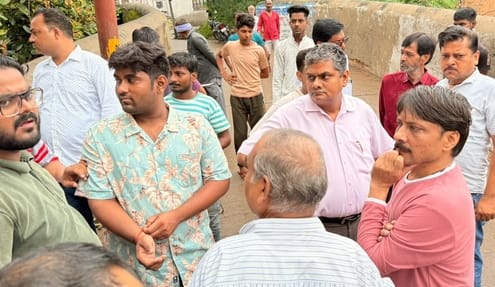 जलेसर के मोहल्ला घोसियान में मकानों में दरारें आने पर सहारे के लिए लगाई गईं बल्लियां। संवाद जलेसर के मोहल्ला घोसियान में मकानों में दरारें आने पर सहारे के लिए लगाई गईं बल्लियां। संवाद