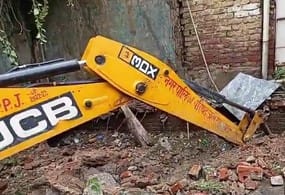 जलेसर के मोहल्ला घोसियान में मकानों में दरारें आने पर सहारे के लिए लगाई गईं बल्लियां। संवाद जलेसर के मोहल्ला घोसियान में मकानों में दरारें आने पर सहारे के लिए लगाई गईं बल्लियां। संवाद