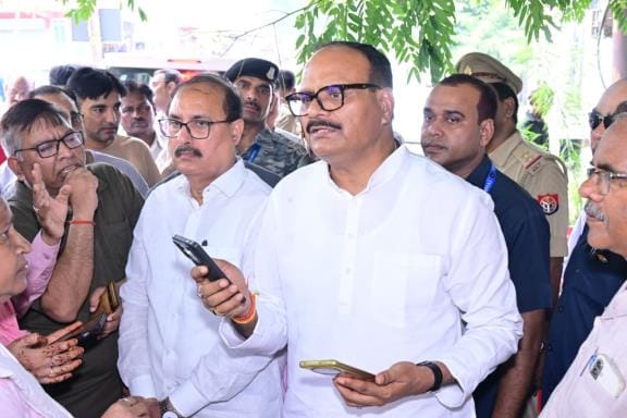 जानकीपुरम में निरीक्षण करते एवं लोगों की समस्या सुनते डिप्टी सीएम ब्रजेश पाठक। 