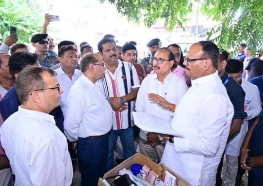 जानकीपुरम में निरीक्षण करते एवं लोगों की समस्या सुनते डिप्टी सीएम ब्रजेश पाठक। 